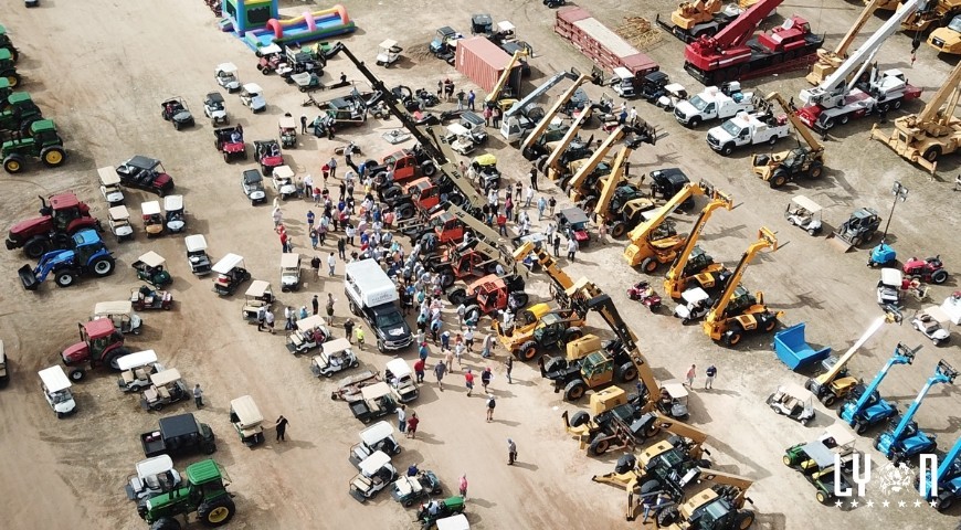 Reasons to buy heavy equipment at an auction rather than a dealership